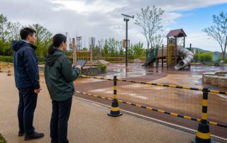 雨后游乐区域保持隔离并由运营人员核对检查记录
