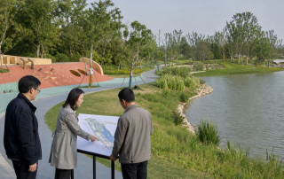 景观设计和公园管理团队在临水儿童活动区现场核对岸线、设备和步道总图